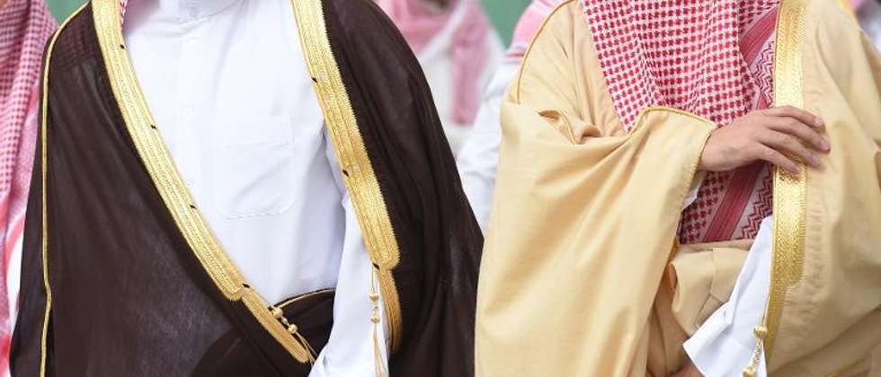 Le vice-ministre saoudien des Affaires étrangères Abdoulaziz bin Abdullah bin Abdulaziz Al-Saoud (d) et le ministre des AE du Qatar Khalid bin Mohamed al-Attiyah, à leur arrivée à Ryad le 14 février 2015 pour discuter du sort du Yemen ( Fayez Nureldine (AFP) )