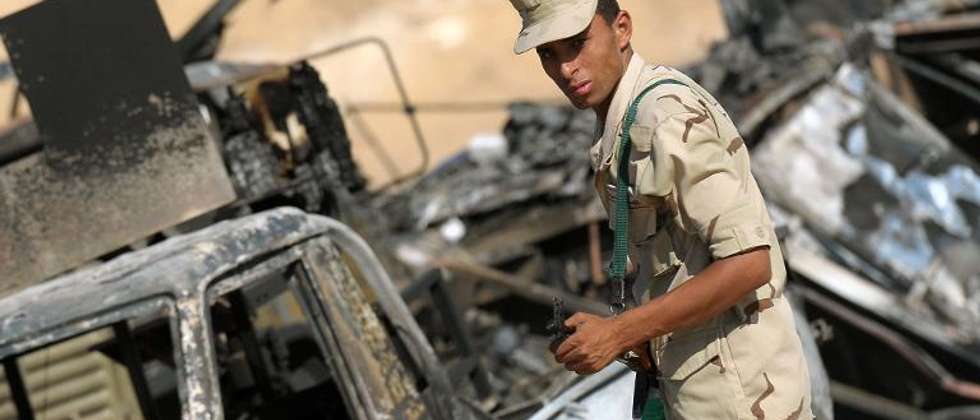 Des soldats égyptiens sur le site d'une attaque meurtrière à al-Wadi al-Gadid, près de la frontière lybienne, le 20 juillet 2014 ( AFP/Archives )