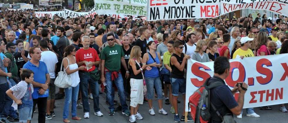 Riot police scuffle with school guards in Athens | i24news - See.