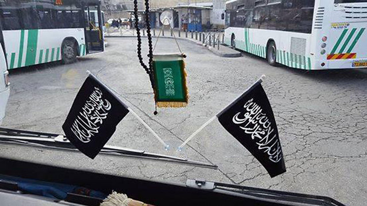 Drapeaux d'un mouvement salafiste dans les bus d'une compagnie publique de transports à Jérusalem-Est