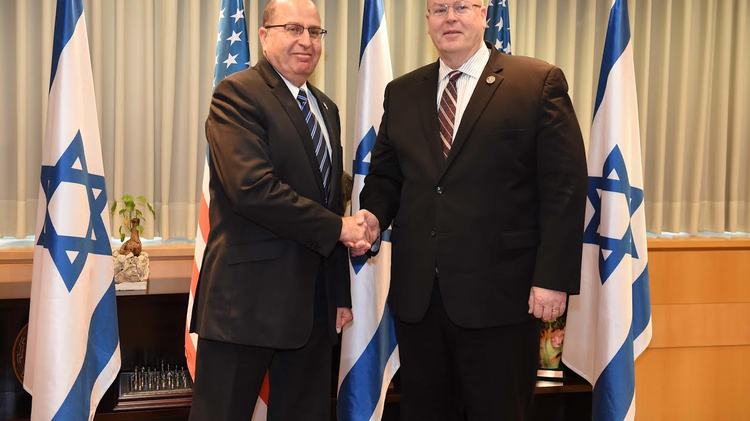 US Deputy Defense Secretary Bob Work (R) meets with Israeli Defense Minister Moshe Yaalon (L)