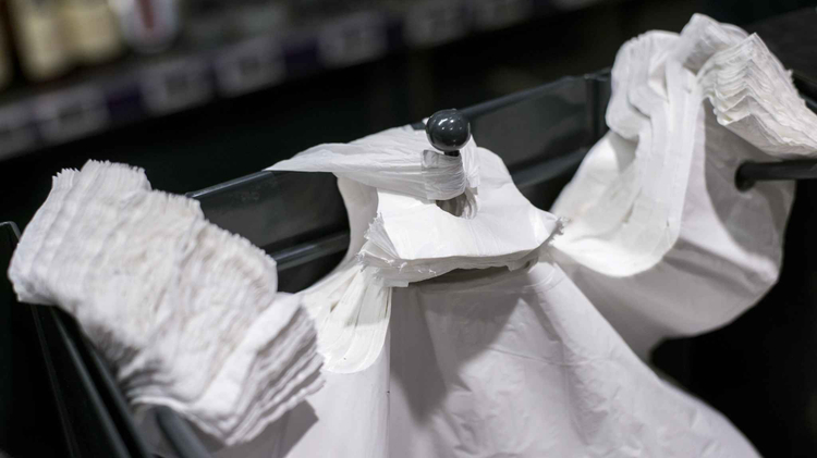 Illustration de sacs plastiques dans un supermarché.