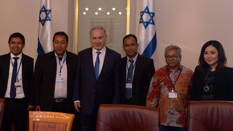 Benjamin Netanyahu with Indonesian journalists in Jerusalem March 28, 2016