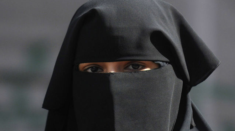 Une femme portant le niqab