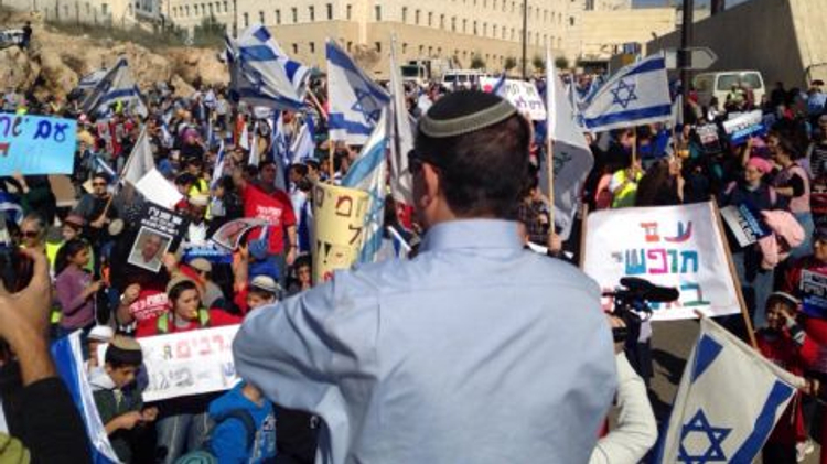 Demonstrators from West Bank settlements protest outside cabinet meeting, November 22 2015