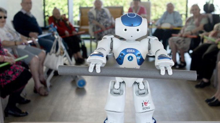Au milieu des chaises et des fauteuils roulants, Zora le robot fait sensation depuis son arrivée.