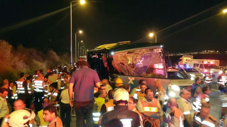 Les équipes de sauvetage sur les lieux de l'accident entre un bus et un camion dans le centre d'Israël, le 14 février 2016