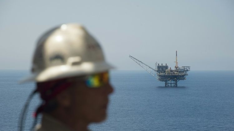 Un employé du gisement de gaz israélien de Tamar, en Méditerranée, le 30 juillet 2015