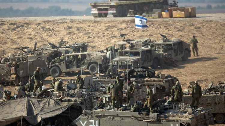 L'armée israélienne prend position à la frontière avec la bande Gaza, le 10 juillet 2014
