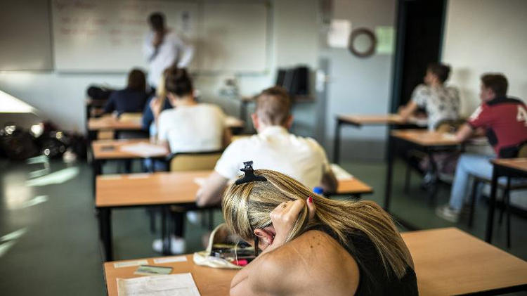 Débuts de l'épreuve de philosophie du baccalauréat dans un lycée à La Boisse, près de Lyon, le 17 juin 2015