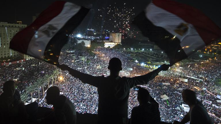 Des partisans du général Abdel Fattah al-Sissi rassemblés place Tahrir au Caire le 26 juillet 2013 au soir
