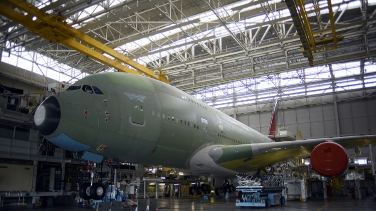 Des tronçons de l'Airbus A380, assemblés le 22 avril 2016 sur le site de Blagnac près de Toulouse