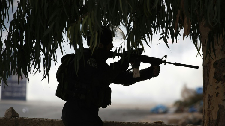 Un soldat israélien lors de heurts avec des Palestiniens le 12 octobre 2015 en Cisjordanie, à Beit El