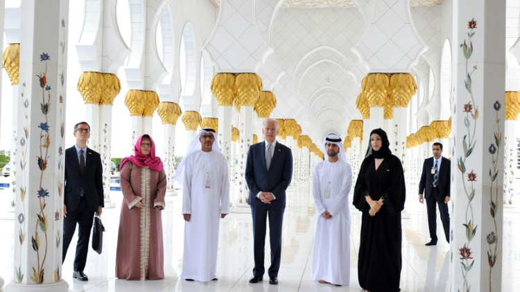 صورة من وكالة انباء الامارات لنائب الرئيس الاميركي جو بايدن خلال زيارته مسجد الشيخ زايد في ابوظبي، الاثنين 7 آذار/مارس 2016