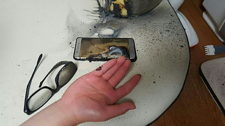 Photo prise par la police de Gwangju Bukbu en Corée du sud montrant l'explosion d'une batterie du smartphone Samsung Galaxy Note 7, le 13 septembre 2016