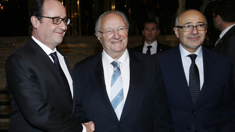 Le président François Hollande accueilli par les président et vice-président du Crif Roger Cukierman et Francis Kalifat au 30e dîner annuel le 23 février 2015 à Paris