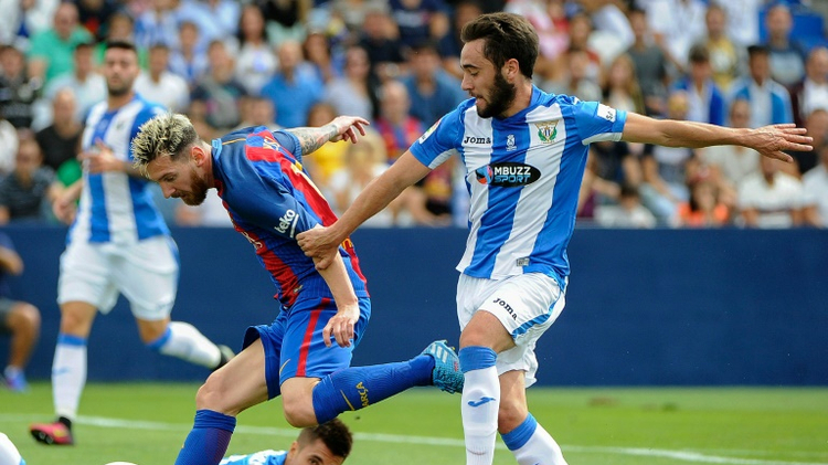 نجم برشلونة ليونيل ميسي يراوغ لاعب ليغانيس اوناي لوبيز في 17 ايلول/سبتمبر 2016
