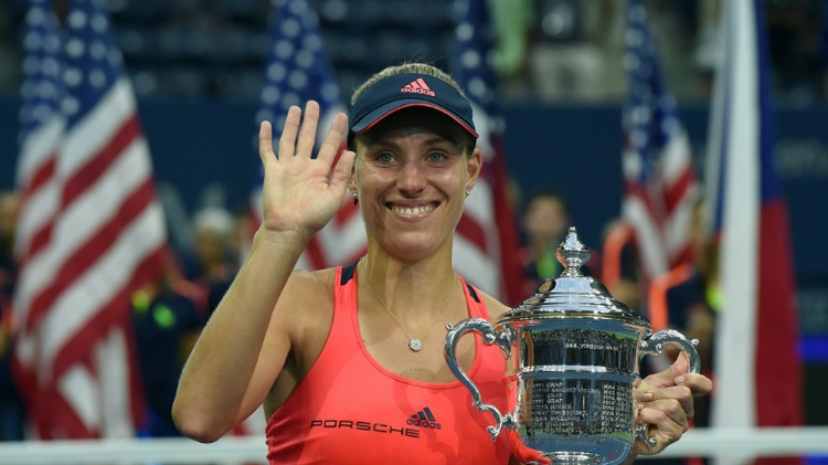 L'Allemande Angelique Kerber pose pour les photographes le 10 septembre 2016 après avoir remporté son deuxième titre du Grand Chelem à Flushing Meadows