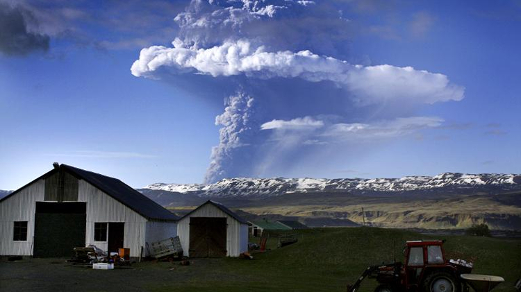 Picture taken on May 21, 2011 shows a cloud of smoke and ash over the Grimsvoetn volcano on Iceland