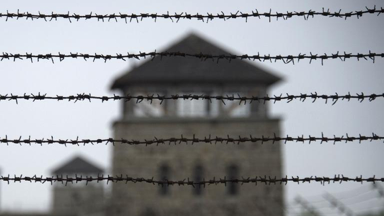 Barbelés entourant l'ancien camp de concentration de Mauthausen près de Linz dans le nord de l'Autriche