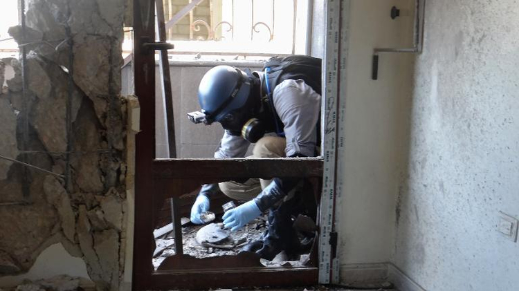Un expert de l'Onu collecte le 29 août 2013 des débris sur les lieux de l'attaque aux armes chimiques, à proximité de Damas, en Syrie