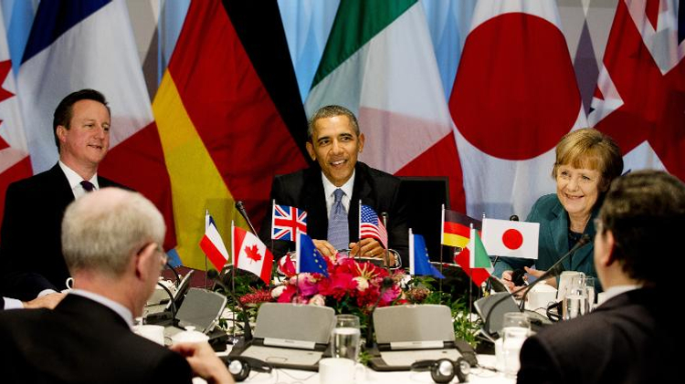 (De gauche à droite) Le Premier ministre britannique David Cameron, le président américain Barack Obama et la Chancelière allemande Angela Merkel au Sommet du G7 à La Haye le 24 mars 2014
