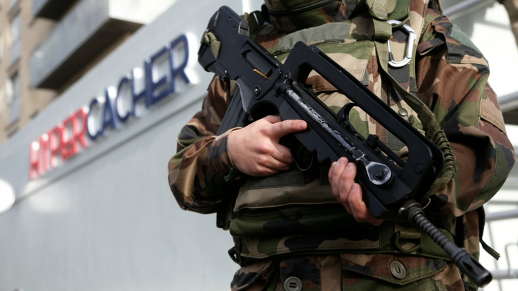 Un militaire devant l'hyper cacher de la porte de Vincennes le 4 janvier 2016 à Paris