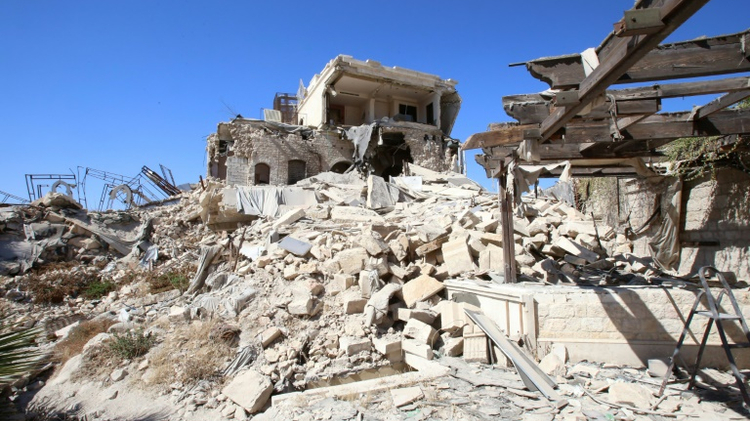 انقاض فندق كارلتون المدمر في حلب، في الجزء الخاضع لسيطرة القوات الحكومية من المدينة، في 16 ايلول/سبتمبر 2016