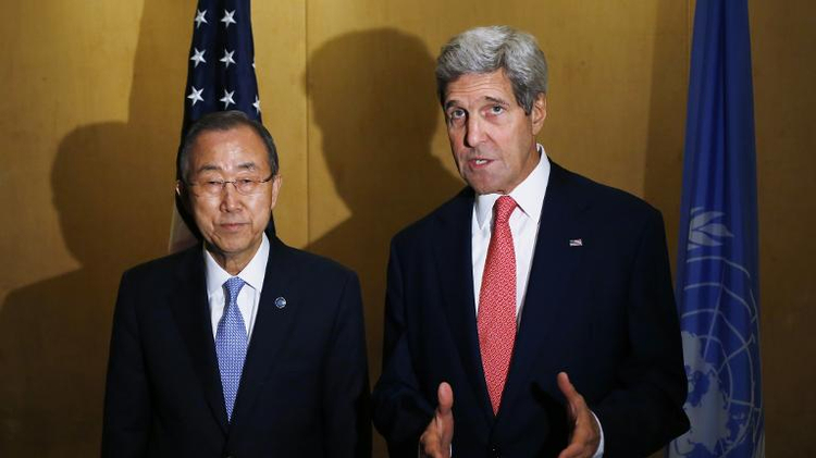 Le secrétaire général des Nations Unies Ban Ki-moon (g) et le secrétaire d'Etat américain John Kerry au Caire le 21 juillet 2014