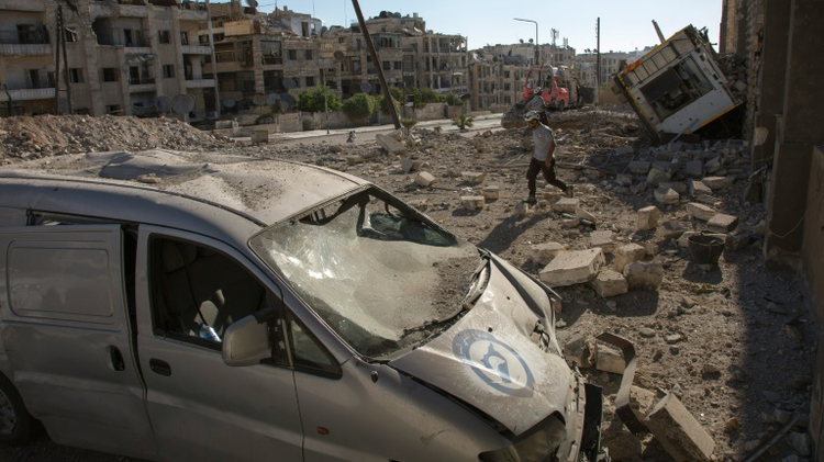 Un sauveteur syrien parcourt les ruines des bâtiments après des bombardements intenses sur les quartiers rebelles d'Alep, le 23 septembre 2016