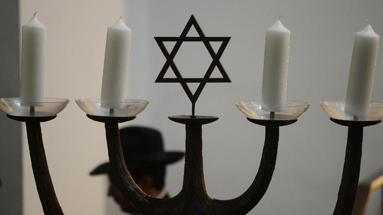 Un incendie d'origine criminelle a visé une synagogue à Bruxelles dans la nuit de lundi à mardi, intoxiquant légèrement trois personnes, mais la justice belge estime peu probable qu'il s'agisse d'un "attentat terroriste".