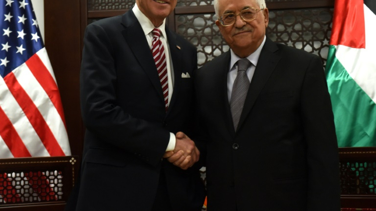 Le vice-président américain Joe Biden et le président de l'Autorité palestinienne Mahmoud Abbas à l'issue de leur rencontre à Ramallah le 9 mars 2016