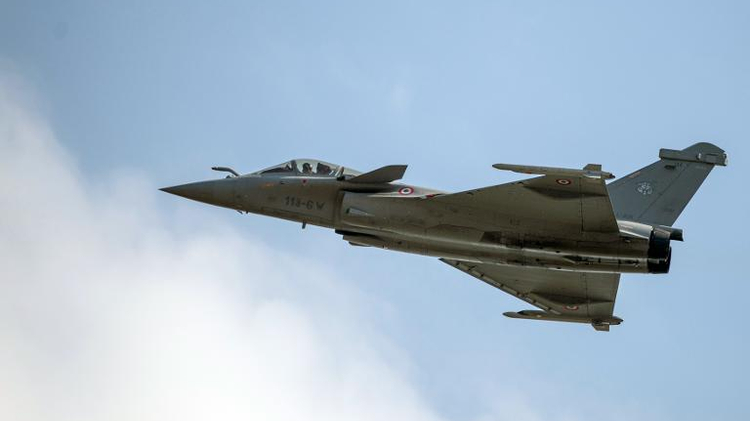 L'avion de combat Rafale conçu par Dassault au-dessus de Cazaux, dans l'ouest de la France, le 21 juin 2014