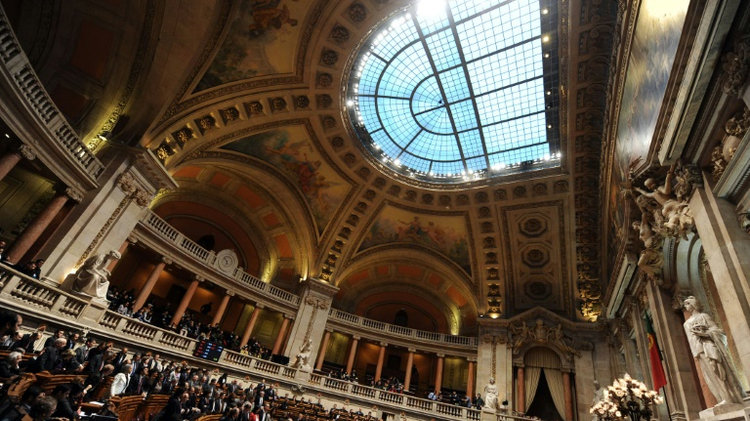 Vue générale du Parlement portugais où les députés du parti socialiste se lèvent pour voter, au palais Sao Bento de Lisbonne, le 25 mars 2010