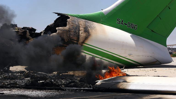 Le 16 juillet 2014, un avion en flammes sur le tarmac de l'aéroport international de Tripoli
