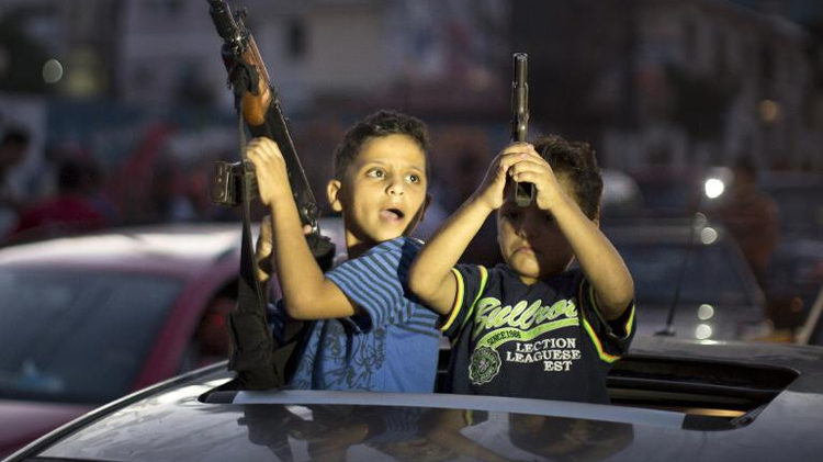 Des enfants célèbrent l'annonce d'un cessez-le-feu, le 26 août 2014 dans les rues de Gaza