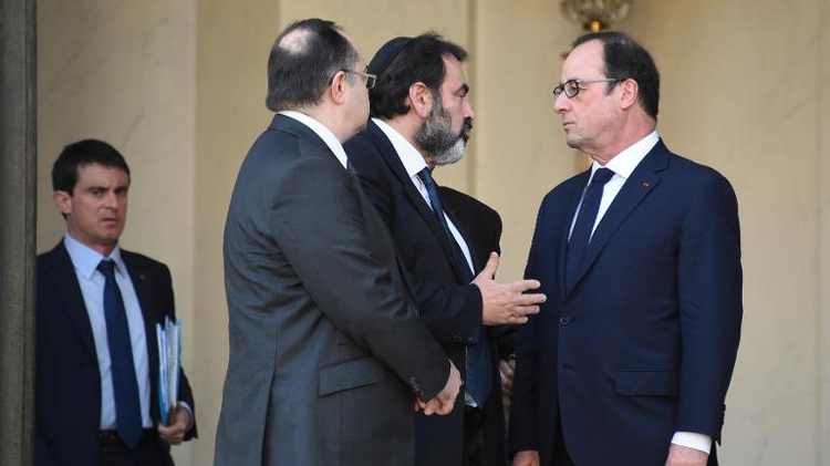 Manuel Valls, Roger Cukierman, Joel Mergui et François Hollande le 11 janvier 2015 sur le perron de l'Elysée à Paris