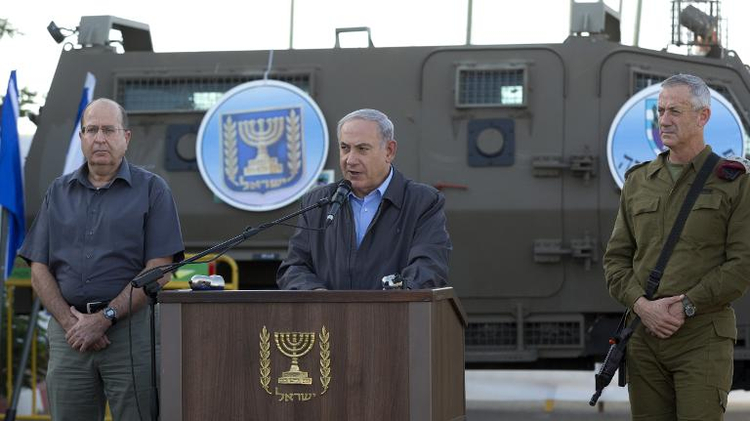Israeli Prime Minister Benjamin Netanyahu (C) adresses army troops on June 19, 2014 on a military base in Beit Hagay