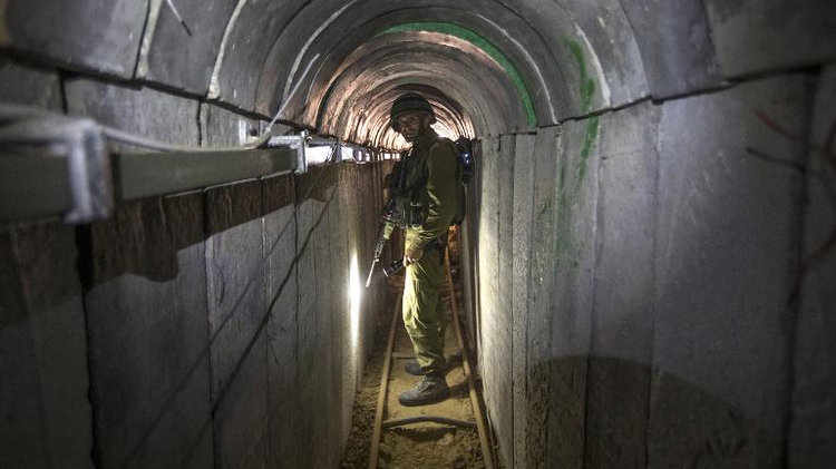 Un soldat israélien montre aux journalistes le tunnel construit par des militants palestiniens entre Israël et la bande de Gaza, le 25 juillet 2014