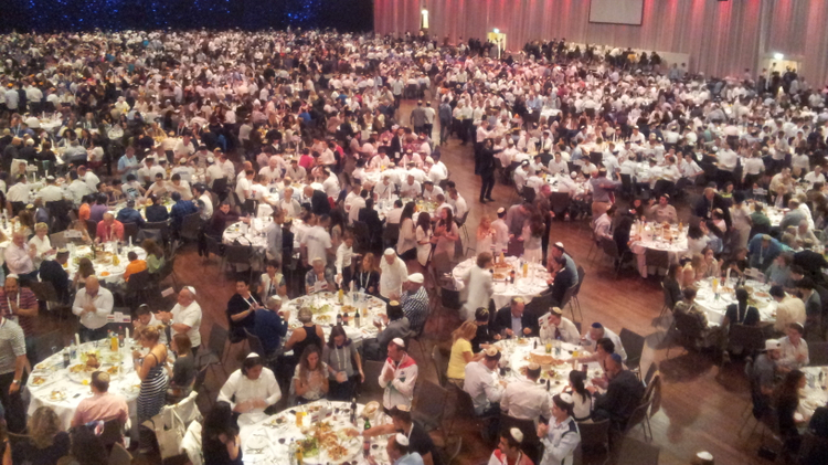 2,322 Jewish athletes from all over the world set a new Guinness world record for the biggest Shabbat dinner during the 2015 Maccabiah Games in Berlin July 31, 2015