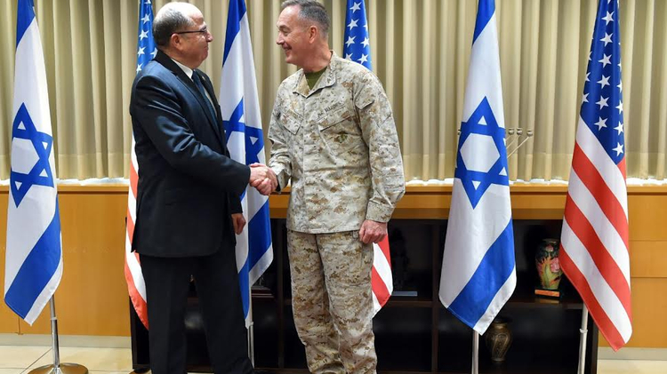 Le ministre de la Défense Moshe Yaalon et le chef de l'armée américaine Joseph Dunford, le 3 mars 2016