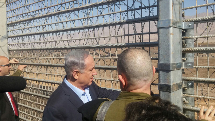 Le Premier ministre Benjamin Netanyahu et le chef d'état-major de l'armée israélienne Gadi Eizenkot inspectent la construction d'une nouvelle clôture de sécurité le long de la frontière sud d'Israël avec la Jordanie le 9 février 2016