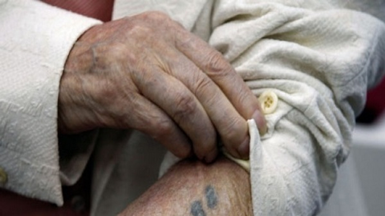 Bras tatoué d'un survivant de la Shoah