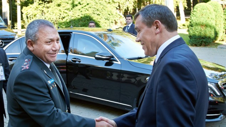 Le chef d'état-major de l'armée israélienne le lieutenant général Gadi Eisenkot et son homologue russe Valery Gerasimov se serrent la main à Moscou le 21 septembre 2015