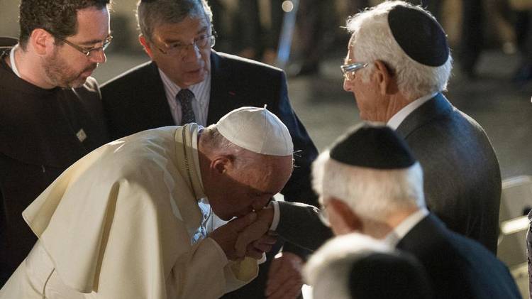 Le pape François rencontrant des représentants de la communauté juive à Jérusalem, le 26 mai 2014