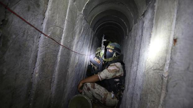 Un terroriste palestinien de la branche armée du Djihad islamique, les brigades Al-Qods, le 3 mars 2015 dans un tunnel situé au sud de la bande de Gaza