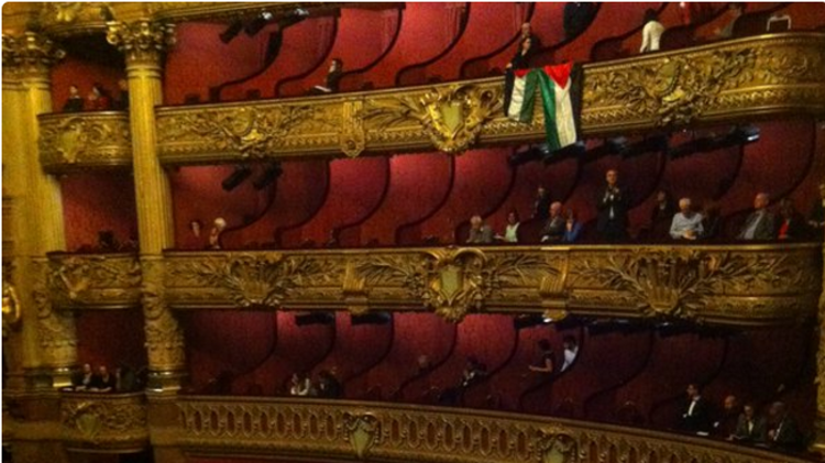 Drapeaux palestiniens avant le début de la première de la troupe de danse israélienne Batsheva à l'Opéra Garnier de Paris le 05/01/2016