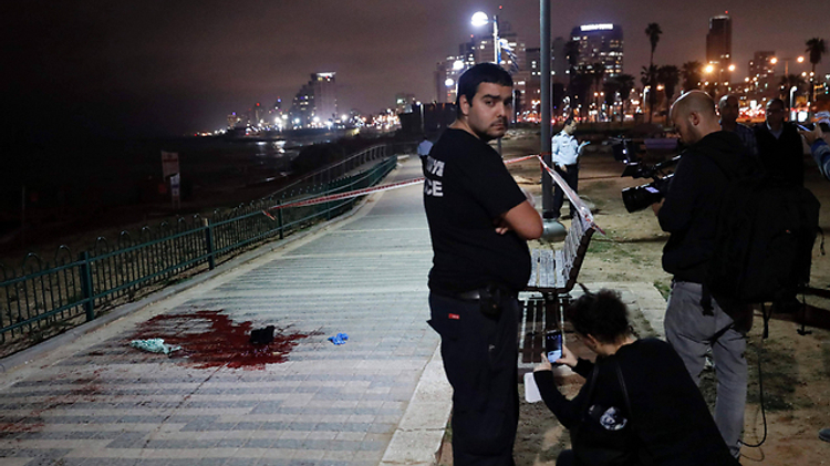 Flaque de sans sur la promenade de Tel Aviv, après l'attaque au couteau qui a fait un mort et onze blessés, 8 mars 2016