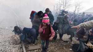 Teargas as migrants try to run Greece-Macedonia border fence