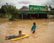 Children play in floodwaters near their house in Chempaka, near Kota Bahru on December 28, 2014 ( Mohd Rasfan (AFP) )